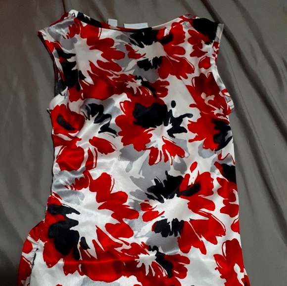 Like new v-neck floral tank top - Picture 3 of 3